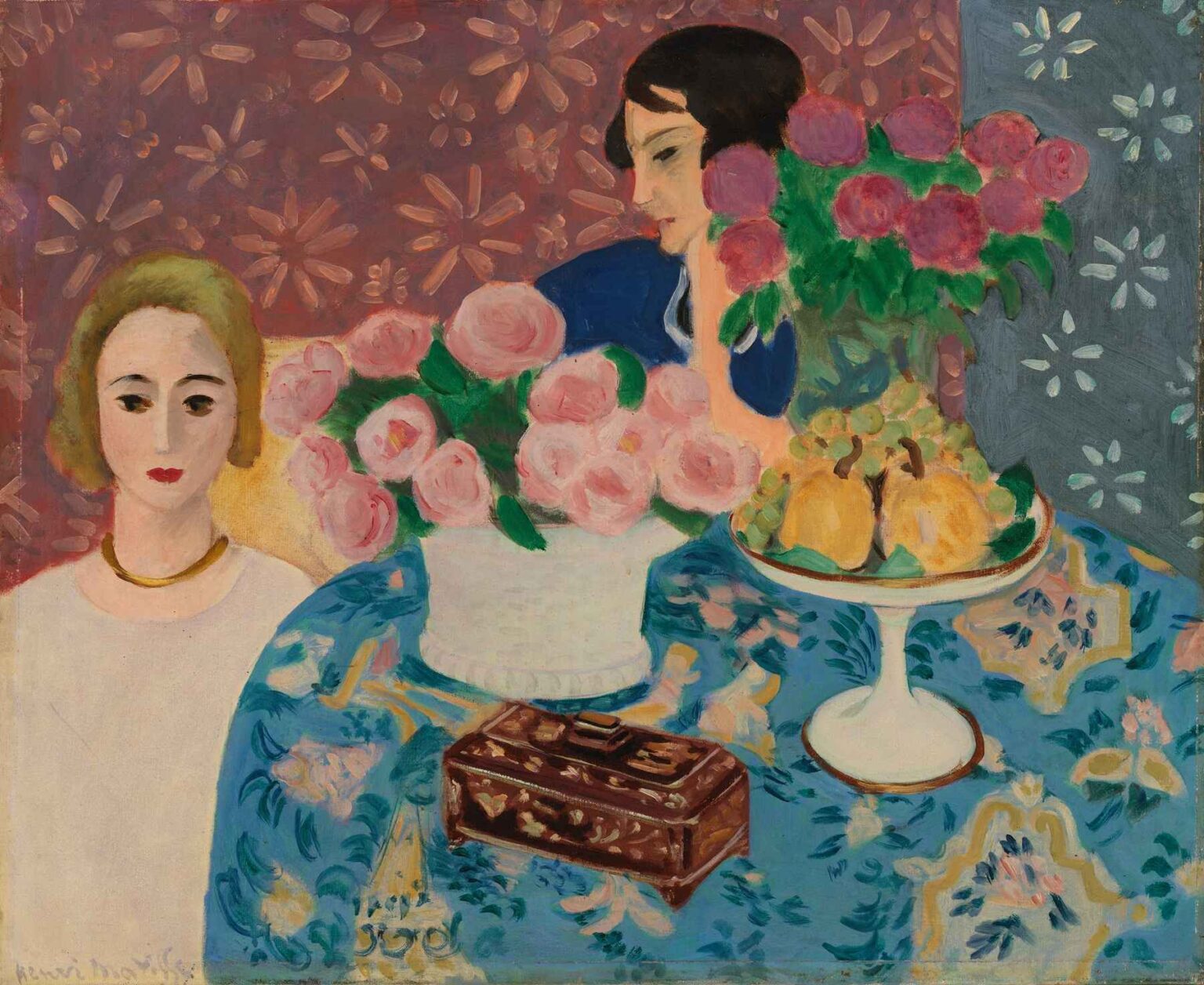 Chinese Casket by Henri Matisse (1922): a round table draped in a blue floral cloth holds a pale Chinese porcelain casket, ripe pears on a compote, a bouquet of pink roses, and a small lacquer box, with two women—one seated in white at left, one reclining in blue behind—set against rose and gray patterned panels.