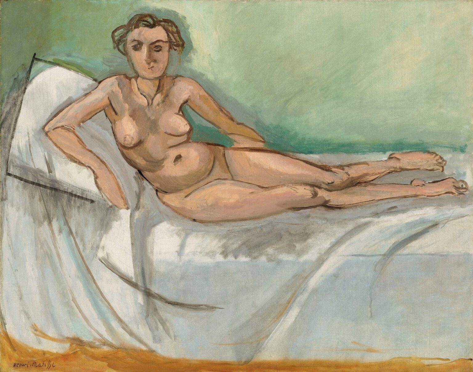 Reclining nude by Matisse, 1918: a woman lies diagonally on a bed, head left and legs extended right, surrounded by white sheets with sweeping folds; pale green wall and a thin ochre floor band; figure outlined by dark, elastic contour and modeled with warm peach and cool gray planes.