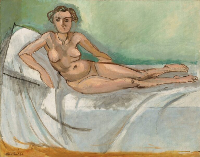 Reclining nude by Matisse, 1918: a woman lies diagonally on a bed, head left and legs extended right, surrounded by white sheets with sweeping folds; pale green wall and a thin ochre floor band; figure outlined by dark, elastic contour and modeled with warm peach and cool gray planes.