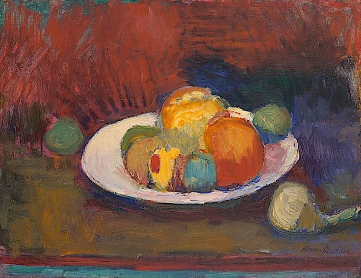 White plate piled with oranges, lemons, and green apples on a dark olive tabletop before a warm red-brown wall; simplified forms painted with textured strokes, cool blue shadows on the plate, and small outlying fruit balancing the composition.