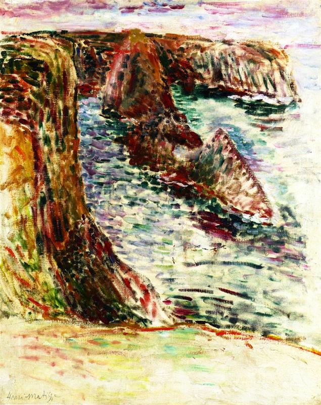 A high view of jagged Breton cliffs painted with warm reds, ochres, and greens descending diagonally toward a narrow inlet of choppy blue-green water; short, repeated strokes flicker across sea and rock; a pale mauve-pink sky caps the scene, and a sandy ledge occupies the foreground.