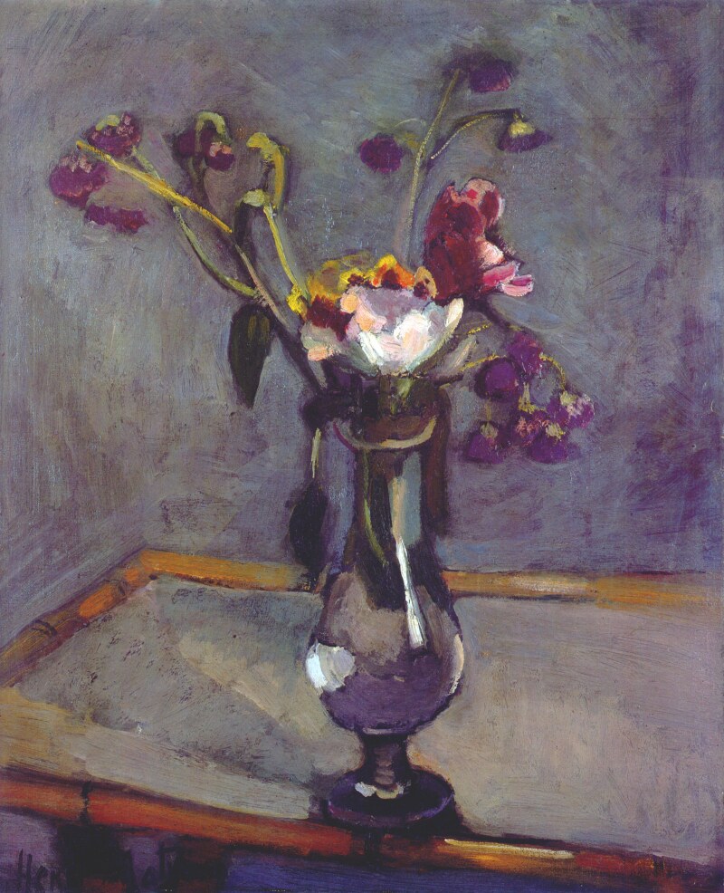 Dark reflective vase with a small bouquet—white, pink-red, and purple flowers—set on a bamboo-edged tabletop against a lilac-gray wall; broad, scumbled strokes and warm ochre rails frame the calm, centered composition.