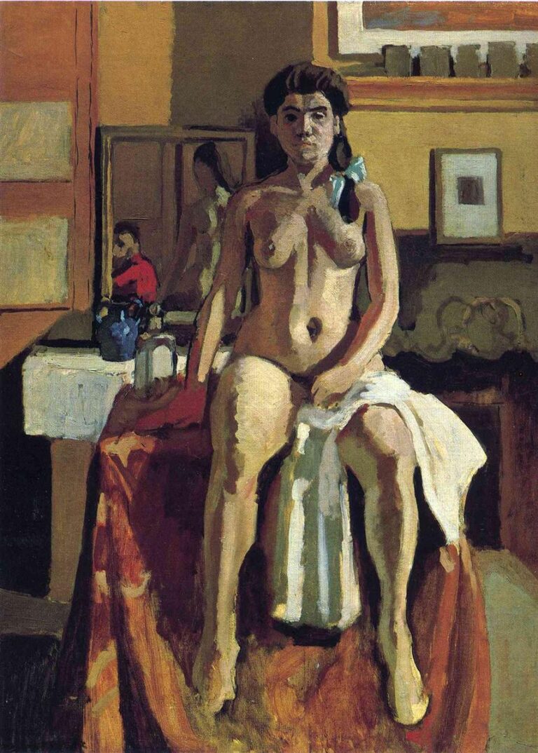 Frontal nude woman seated on a draped pedestal in a warm, ochre-toned studio; white towel in her hand, mirror behind reflecting her profile, bottles, a blue jar, and the small figure of Matisse in a red shirt; room built of rectangles with broad, simplified brushstrokes.
