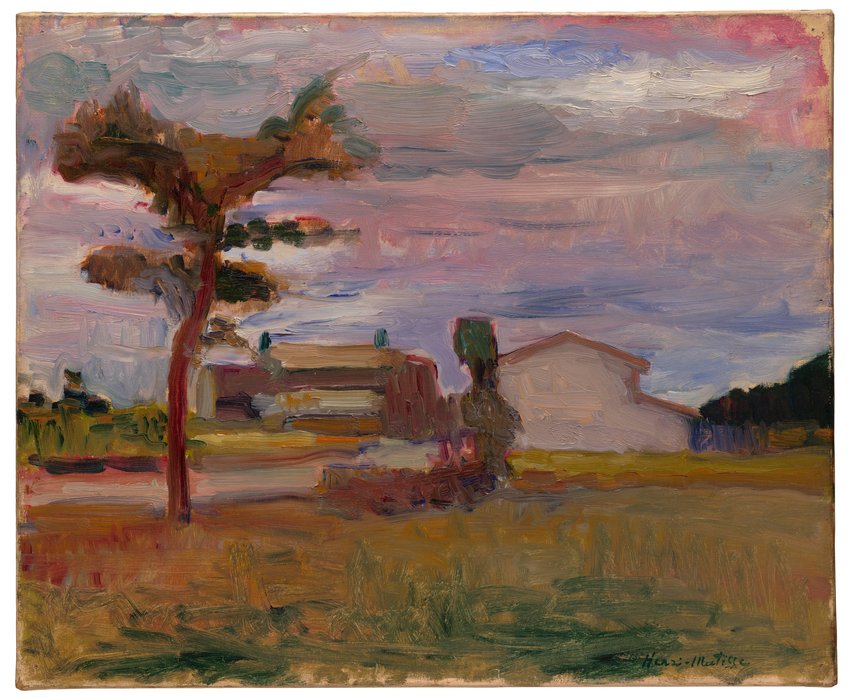 A small field with tawny grass and a tall, leaning tree at left; low buildings and a pale-roofed house sit near the horizon; above stretches a wide sky brushed with pink, lavender, and grey clouds. Thick, visible strokes define forms; edges are soft and made by color meetings rather than drawn lines.