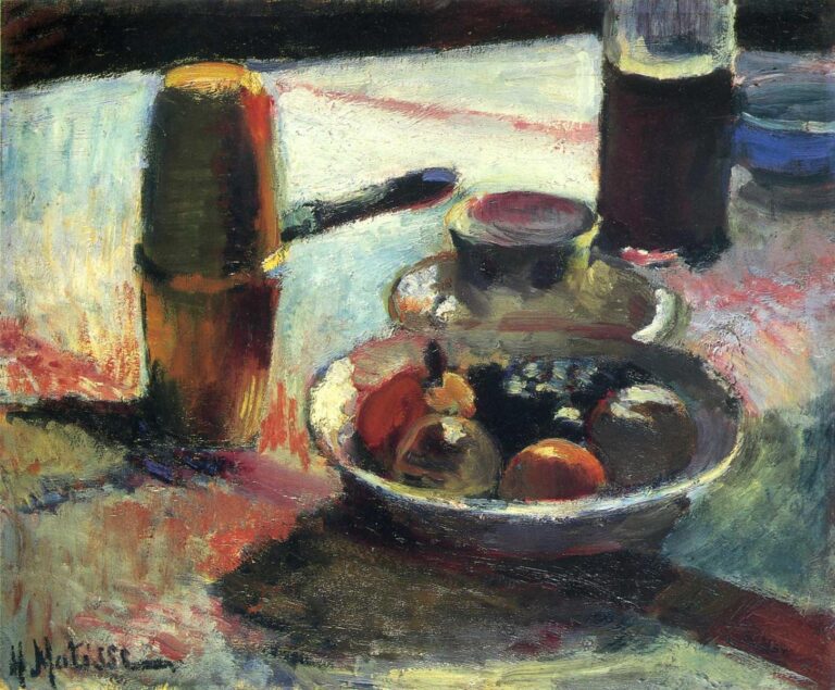A still life on a table: at left a tall golden coffee pot with a knife beside it; at right a round bowl filled with oranges, pears, and dark grapes; behind the bowl a cup on a saucer and a tall bottle of red wine; a pale cloth streaked with pink and blue reflects the objects in heavy, visible brushstrokes.