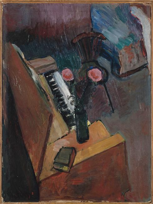 A tilted interior seen from above with a harmonium’s slanted keyboard at left, a dark bottle holding two pink flowers at center, a fan-backed chair near the top, a blue upholstered form at right, and broad brushstrokes of brown, violet, and blue forming a subdued, rhythmic room.