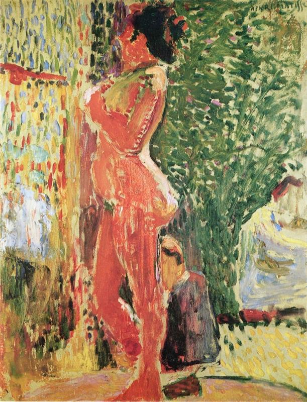 A standing nude painted in warm coral reds faces left inside a studio filled with energetic strokes; speckled yellow and green patterns form a curtain and foliage-like backdrop, a lemon-dotted floor recedes, and a seated, sketchy figure appears behind the model.