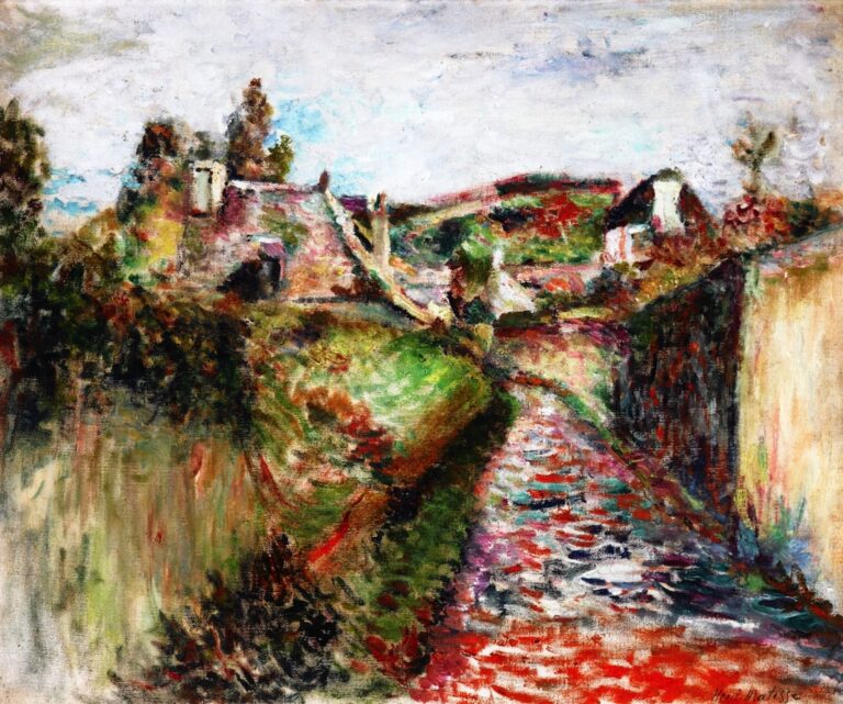 A Breton country lane painted with broken reds and lilacs climbs between a dark green hedge on the left and a pale, sunlit wall on the right toward small white houses and fields beneath a light, scumbled sky; rhythmic strokes and warm–cool contrasts create a vivid sense of motion and depth.