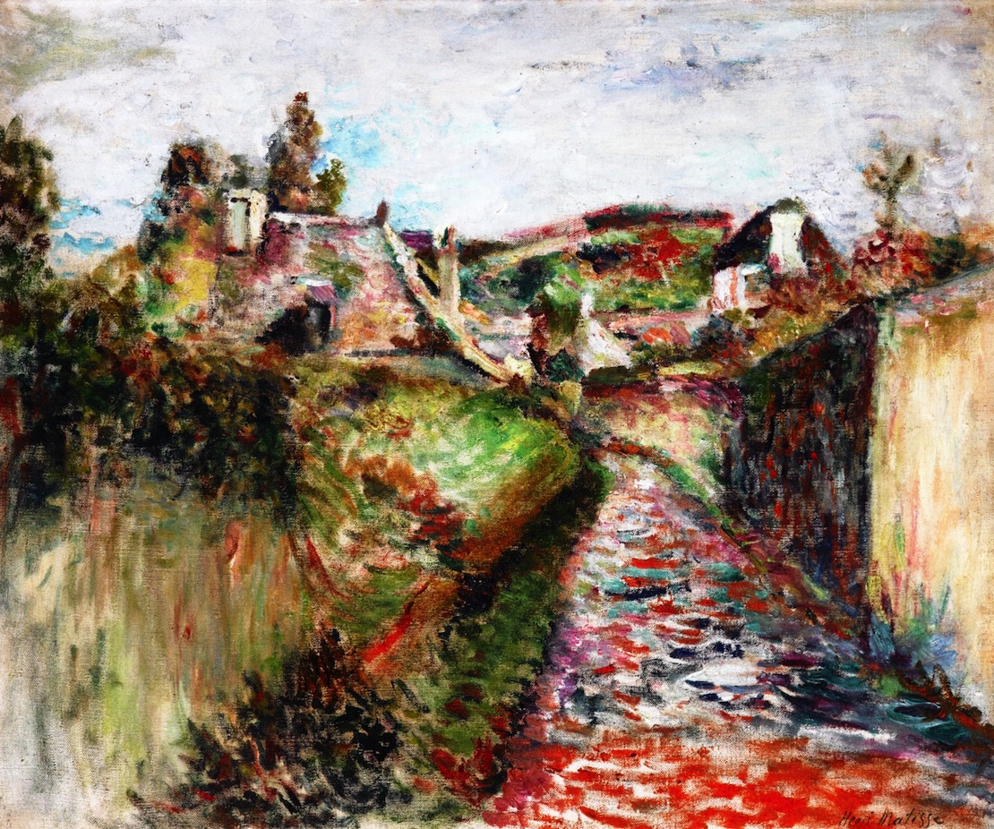 A Breton country lane painted with broken reds and lilacs climbs between a dark green hedge on the left and a pale, sunlit wall on the right toward small white houses and fields beneath a light, scumbled sky; rhythmic strokes and warm–cool contrasts create a vivid sense of motion and depth.