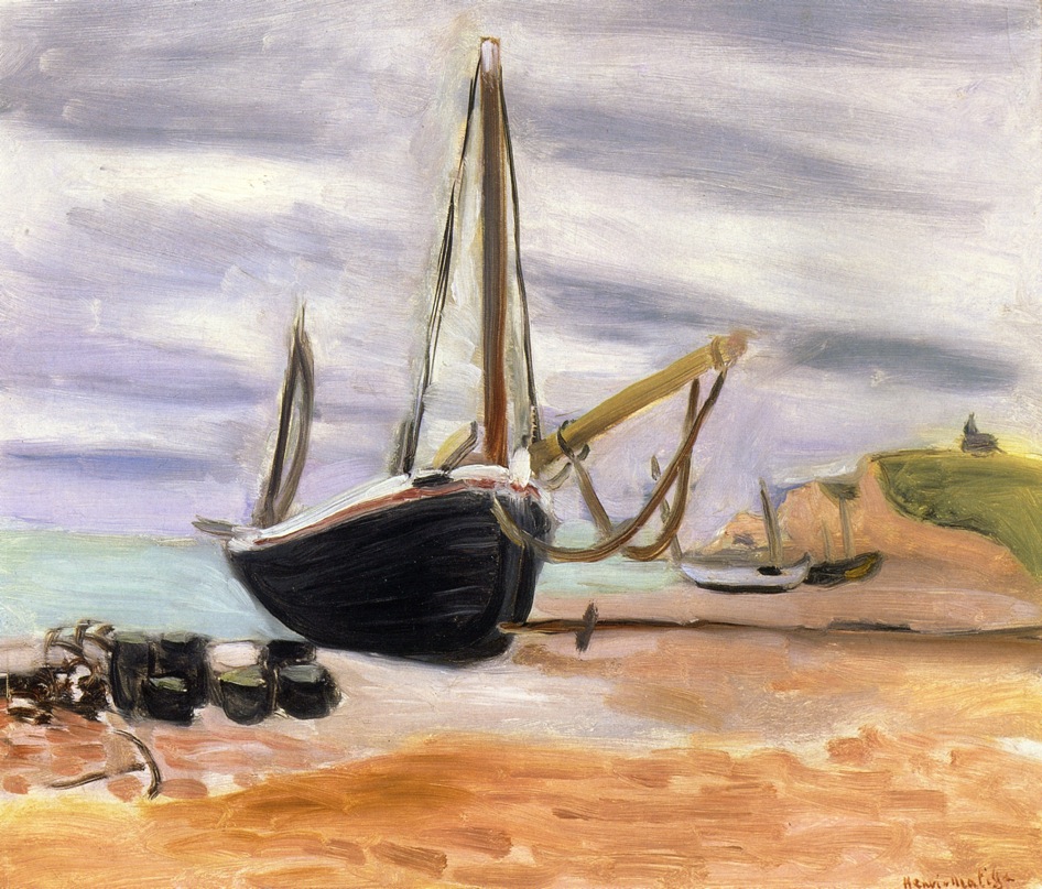 A beached dark-hulled fishing boat with a tall mast and diagonal boom sits on warm sand under a lavender-gray sky; smaller boats rest near a pale green sea, with a low headland and tiny chapel at right, painted by Henri Matisse in 1920.