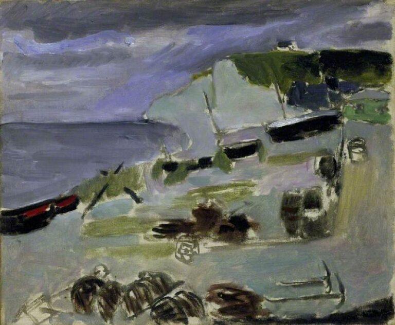 A moody coastal scene with gray-violet sky, dark green sea, pale chalk cliffs, and a beach scattered with black boats, nets, and baskets; forms are simplified into bold strokes that convey a working shore at Étretat.
