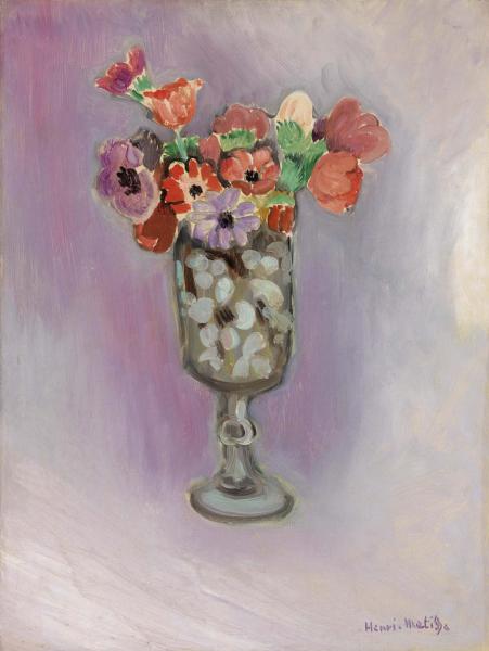 Tall clear goblet filled with stems and milky reflections holds a compact bouquet of red, pink, lilac, and violet anemones with dark centers against a softly brushed lavender background; simplified forms and visible brushwork typical of Matisse, 1918.