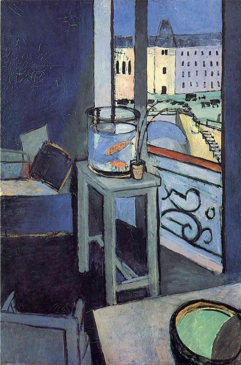 Blue-toned room with an open French window; a small square table holds a cylindrical glass bowl with two orange fish and a tiny pot; wrought-iron balcony and sunlit buildings appear outside; a circular basin sits at lower right and dark furniture at left, all outlined with bold black contours in Matisse’s 1914 style.