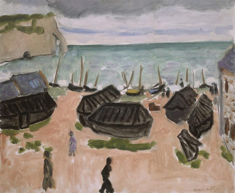 Working beach at Étretat with dark upturned boat-huts and skiffs scattered across pale sand, small walkers moving through a central clearing, green Channel waters and chalk cliff under a gray overcast sky; simplified forms and broad, tactile brushstrokes, 1920.