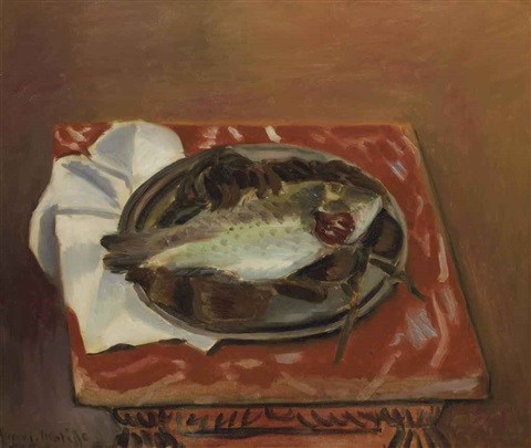 A sea bream rests on a pewter plate beside a folded white napkin atop a red, marbled tabletop with a carved wooden stand; subdued light glints on the fish and metal, painted with restrained, tactile brushstrokes, 1920.