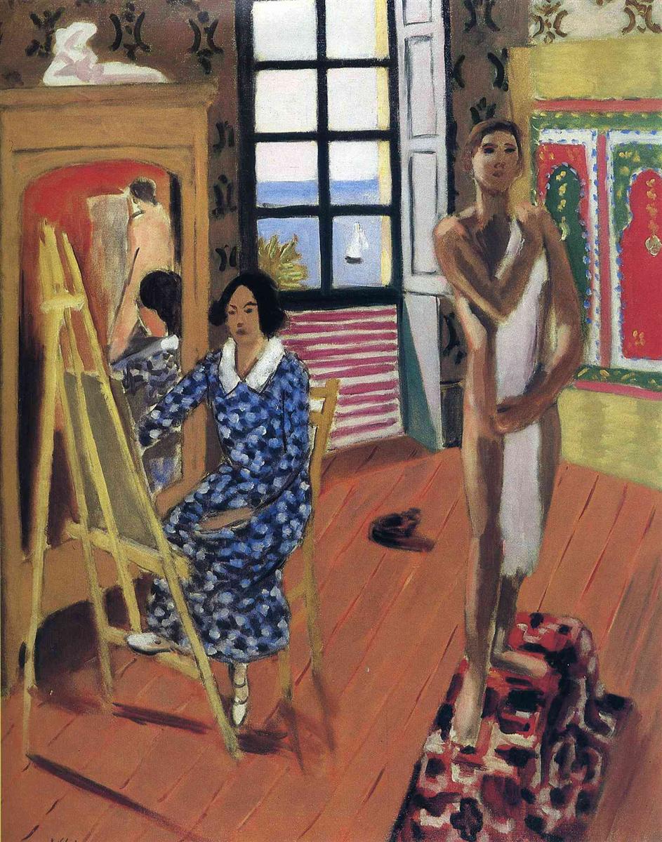 A patterned studio shows a woman painting at an easel, a nude model standing on a small red rug, and a large window with sea and awning stripes; a mirror behind the easel reflects both painter and model while a red-and-green screen and ochre mantle frame the scene.