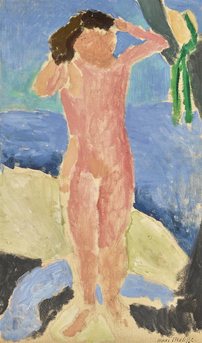A simplified standing nude seen from behind raises her arms to her hair on sunlit rocks beside a blue sea; broad planes of pink flesh meet ochre and green rocks under a banded blue sky, painted with soft edges and visible brushstrokes in Matisse’s 1909 “Naked by the Sea.”