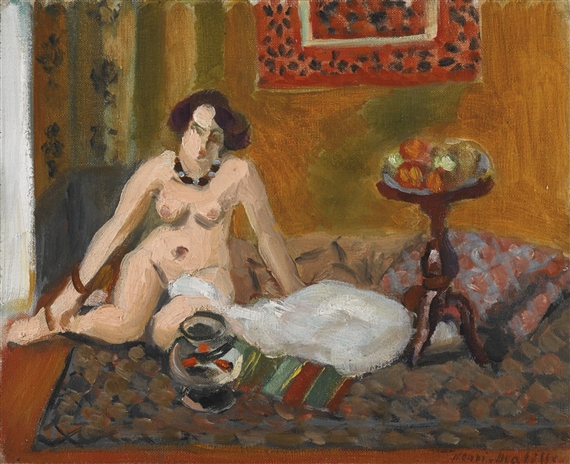 An interior with a seated nude on a patterned carpet, a dark jar of goldfish at left, a large white cushion and striped pillow near her, a red patterned textile on the wall, and a wooden pedestal at right holding a glass bowl of fruit; warm reds and ochres balance cool greens and grays in broad, confident brushstrokes.