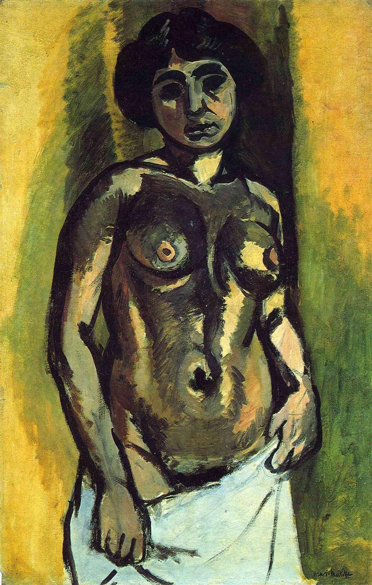 A frontal standing nude woman with a white cloth at her hips is modeled by thick black contours and earthy strokes, set against vertical bands of yellow-gold and green; her head tilts downward and the body reads as a sculptural form in Matisse’s 1908 “Nude (Black and Gold).”