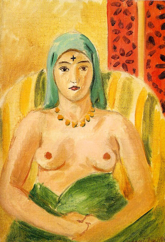 A half-length nude woman sits frontally in a yellow-green striped chair, wearing a turquoise headscarf and a yellow beaded necklace with a small black tattoo at her forehead; a green wrap covers her waist and a red patterned drape rises at the right against a warm yellow wall.