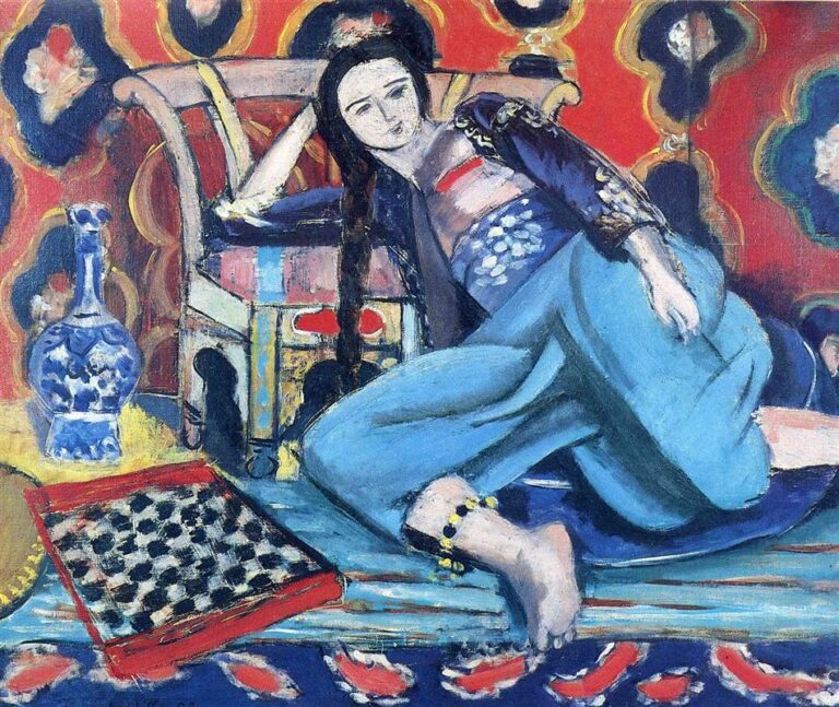 Reclining odalisque in turquoise trousers framed by a curved Turkish chair, red ornamental wall with dark lobed medallions, blue-and-white ewer at left, small painted table behind, tilted red-framed chessboard on patterned blue rug in the foreground; Henri Matisse, 1928.