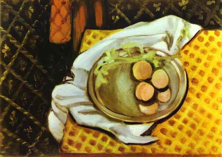 A diagonal view of a yellow checked tablecloth with a white napkin and an oval bowl holding four peaches and green sprigs; dark lattice and foliage frame the scene, painted by Henri Matisse in 1920.