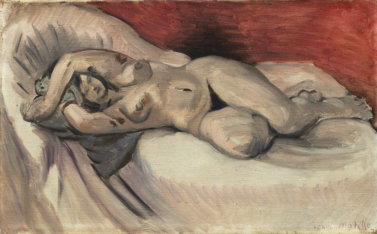 A nude woman lies diagonally on white sheets, one arm over her head, modeled in soft grays and creams against a deep red background; intimate Nice-period interior painted by Henri Matisse in 1925.
