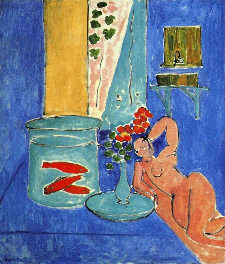 Blue interior with tall ocher and pink-aqua vertical panels; at left a turquoise glass cylinder holds three bright red fish; at center a pale platter and slender vase with red blossoms; at right a simplified reclining nude in warm coral tones; a small shelf and niche punctuate the wall, all rendered with bold contours in Henri Matisse’s 1911 “Red Fish and a Sculpture.”