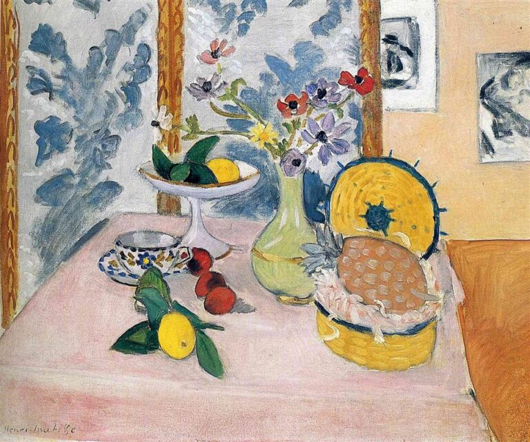 A pink tablecloth holds a sideways halved pineapple in a yellow basket, a white compotier with lemon and green fruit, a patterned cup, red plums, and a green-glass vase of anemones; behind are blue leafy panels and a warm apricot wall with small sketches, painted by Henri Matisse in 1925.