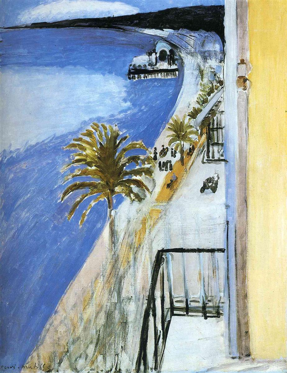 High balcony view of Nice’s bay with black railing at right, yellow wall, a palm tree below, curving promenade with tiny figures, small pier and pavilion in the middle distance, and expansive blue sea and sky painted in broad strokes characteristic of Matisse, 1918.