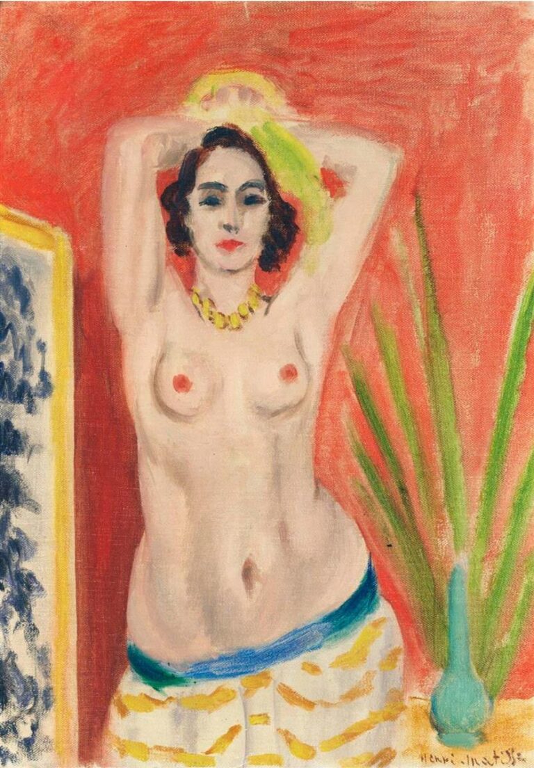 Frontal nude woman with arms raised behind her head against a coral-red wall; yellow necklace, blue sash at hips, off-white skirt with ochre dashes; turquoise vase with green palm fronds at right and a narrow yellow-framed patterned panel at left; soft, even Mediterranean light and bold, modern color.