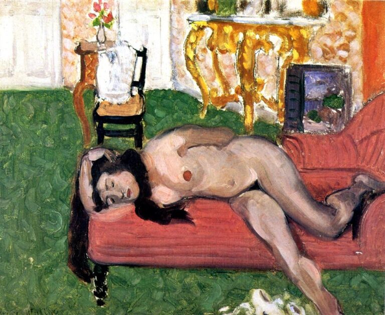 Nude woman asleep on a coral-pink couch in a shallow room with green patterned carpet; a black chair with a vase and white cloth sits behind her, a gilded rococo console gleams at right, and the walls are pale with peach patterning, painted in loose, expressive brushstrokes.