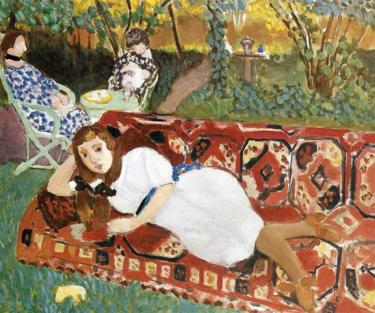 Garden composition with a girl in a white dress reclining on a red patterned carpeted couch in the foreground; two women in blue floral garments sit at a small yellow tea table behind, one holding a small white dog; green shrubs and a birdbath glow in late-day light; bold contours and simplified planes define figures and foliage.